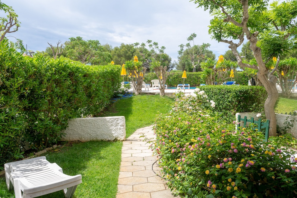 Hamilton Court  Apartamentos — Hotel building in Santo Tomas, Balearic Islands