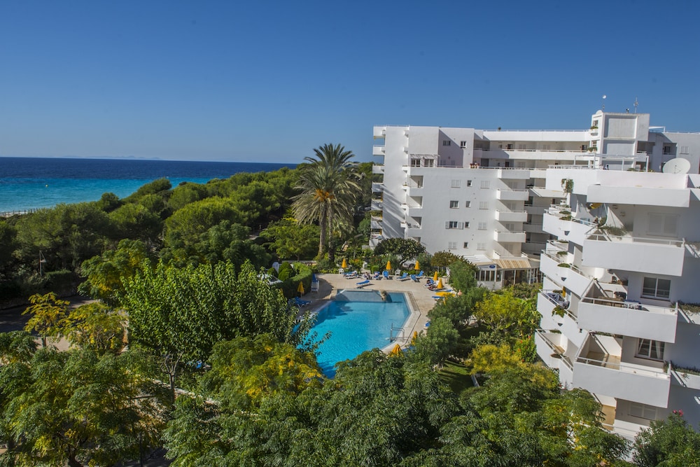 Hamilton Court  Apartamentos — Swimming pool in Santo Tomas, Balearic Islands