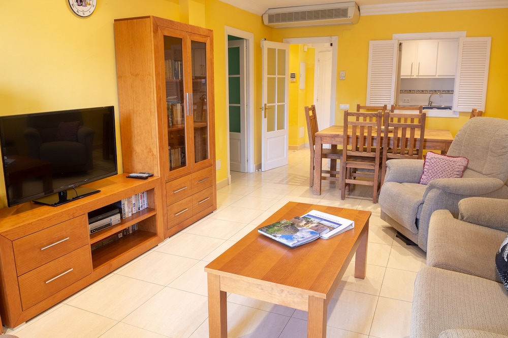 Hamilton Court  Apartamentos — Hotel rooms in Santo Tomas, Balearic Islands