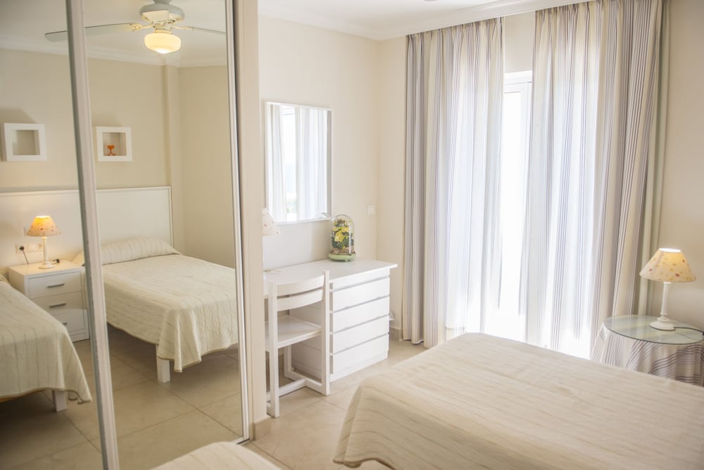 Hamilton Court  Apartamentos — Hotel rooms in Santo Tomas, Balearic Islands