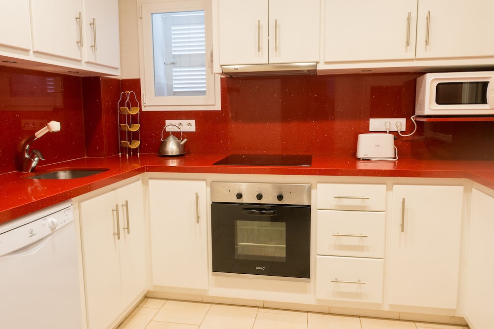 Hamilton Court  Apartamentos — Hotel rooms in Santo Tomas, Balearic Islands