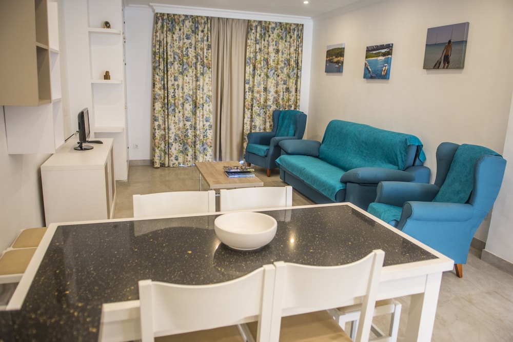 Hamilton Court  Apartamentos — Hotel rooms in Santo Tomas, Balearic Islands