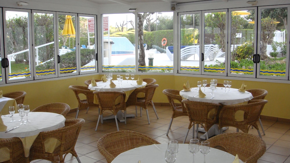 Hamilton Court  Apartamentos — Restaurant & bars in Santo Tomas, Balearic Islands