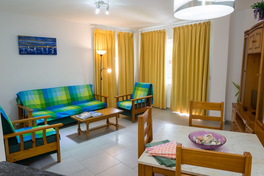 Hamilton Court  Apartamentos — Hotel rooms in Santo Tomas, Balearic Islands