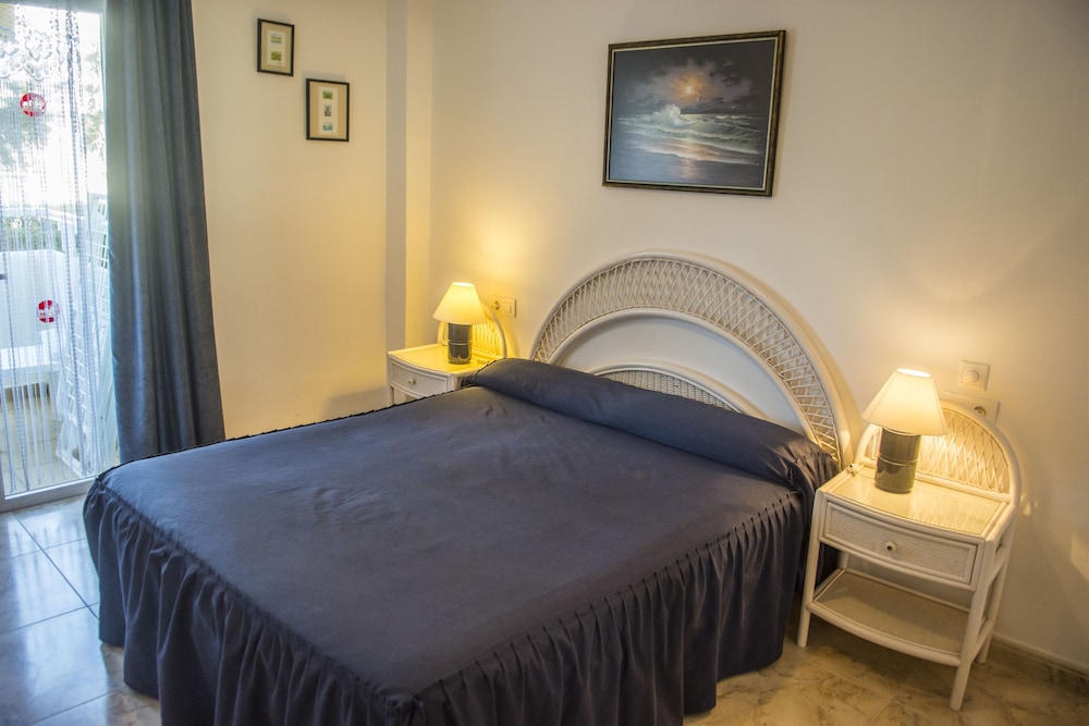 Hamilton Court  Apartamentos — Hotel rooms in Santo Tomas, Balearic Islands