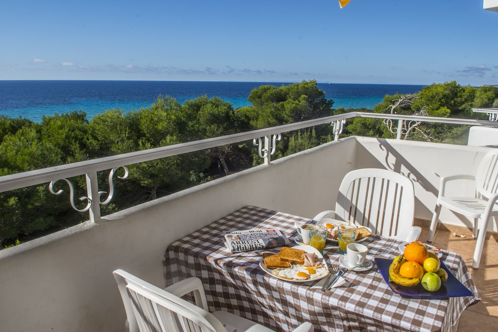 Hamilton Court  Apartamentos — Hotel rooms in Santo Tomas, Balearic Islands