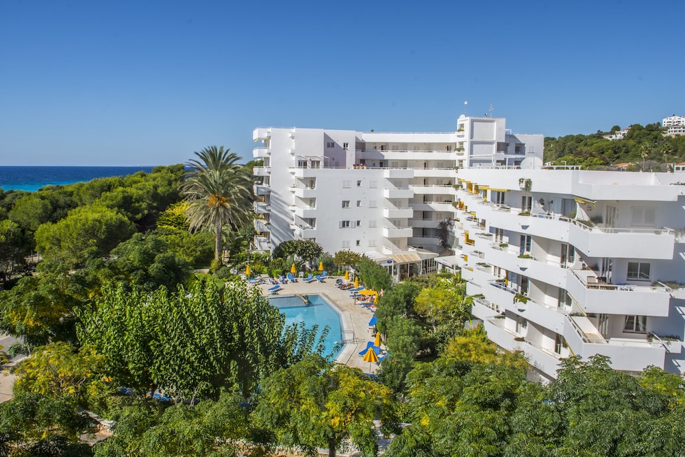 Hamilton Court  Apartamentos — Hotel building in Santo Tomas, Balearic Islands