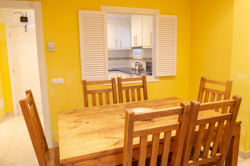 Hamilton Court  Apartamentos — Hotel rooms in Santo Tomas, Balearic Islands