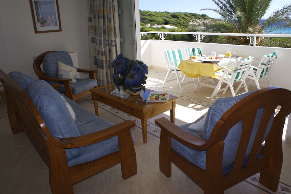 Hamilton Court  Apartamentos — Hotel rooms in Santo Tomas, Balearic Islands