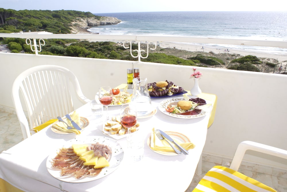 Hamilton Court  Apartamentos — Restaurant & bars in Santo Tomas, Balearic Islands