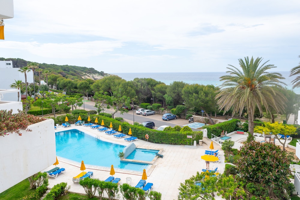 Hamilton Court  Apartamentos — Main photo in Santo Tomas, Balearic Islands