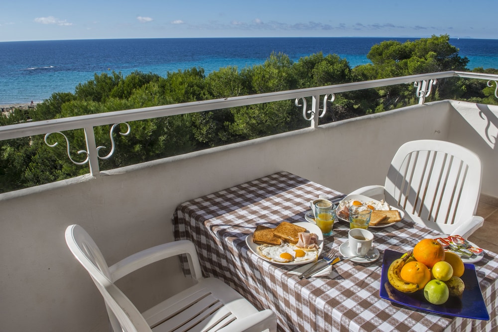 Hamilton Court  Apartamentos — Hotel rooms in Santo Tomas, Balearic Islands