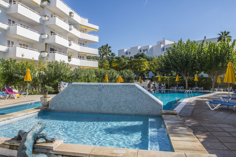 Hamilton Court  Apartamentos — Swimming pool in Santo Tomas, Balearic Islands