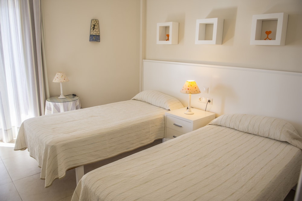 Hamilton Court  Apartamentos — Hotel rooms in Santo Tomas, Balearic Islands