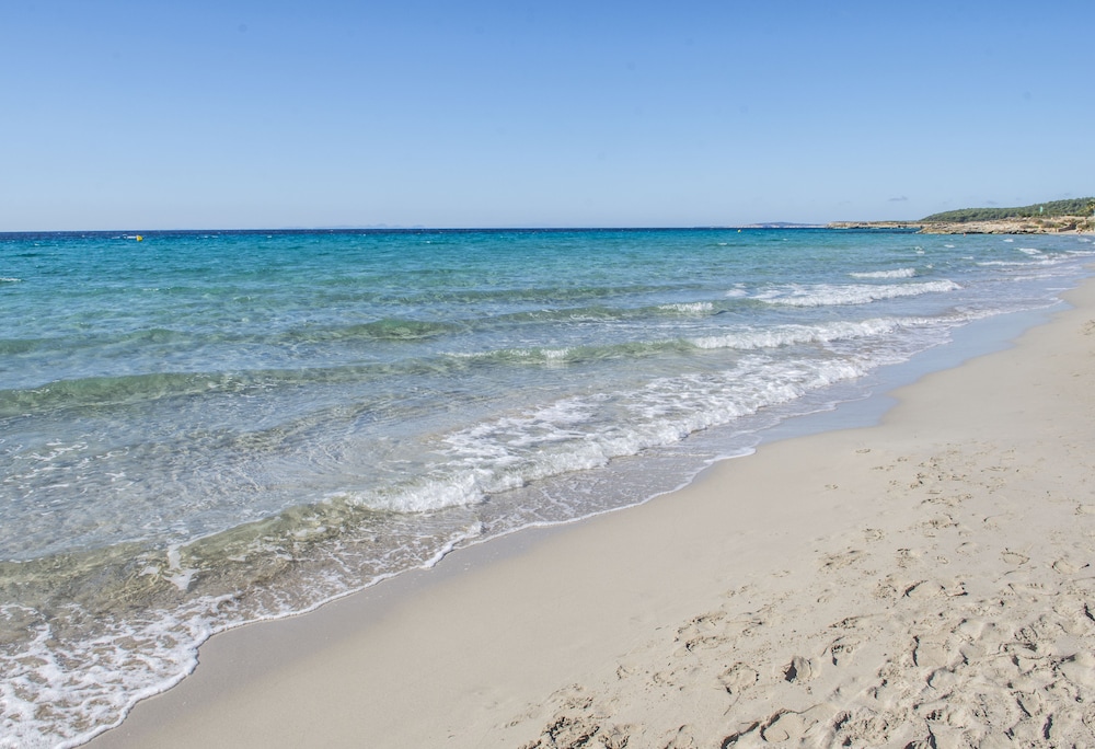 Hamilton Court  Apartamentos — Beach in Santo Tomas, Balearic Islands