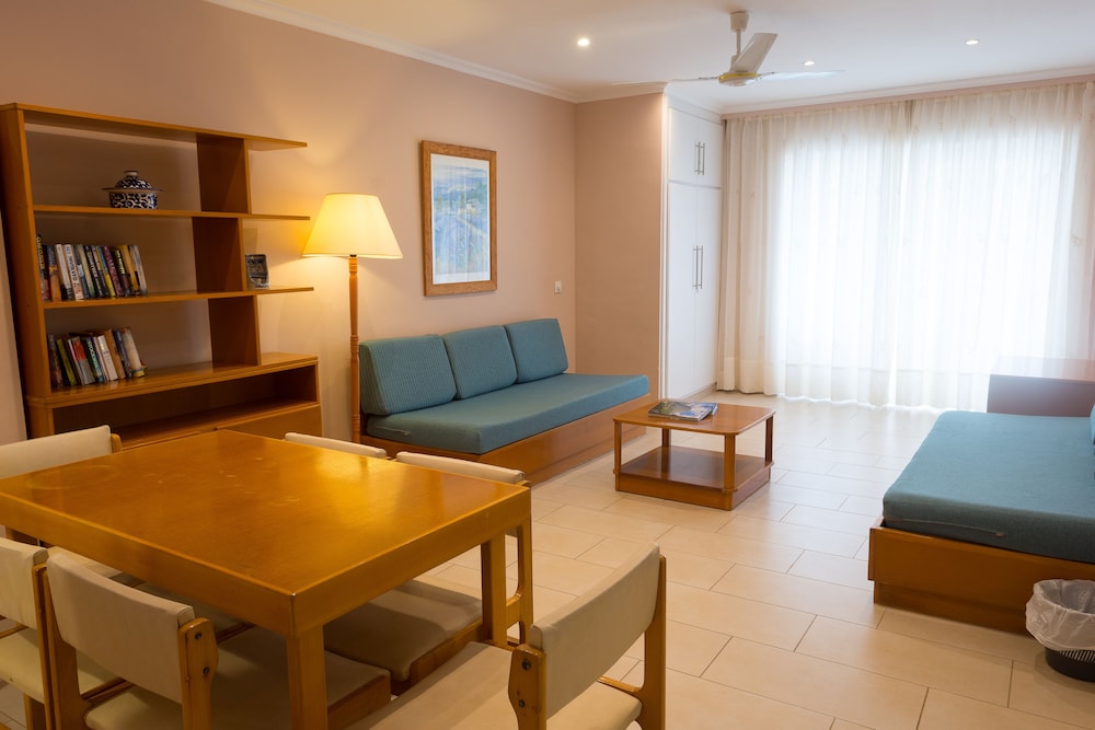 Hamilton Court  Apartamentos — Hotel rooms in Santo Tomas, Balearic Islands