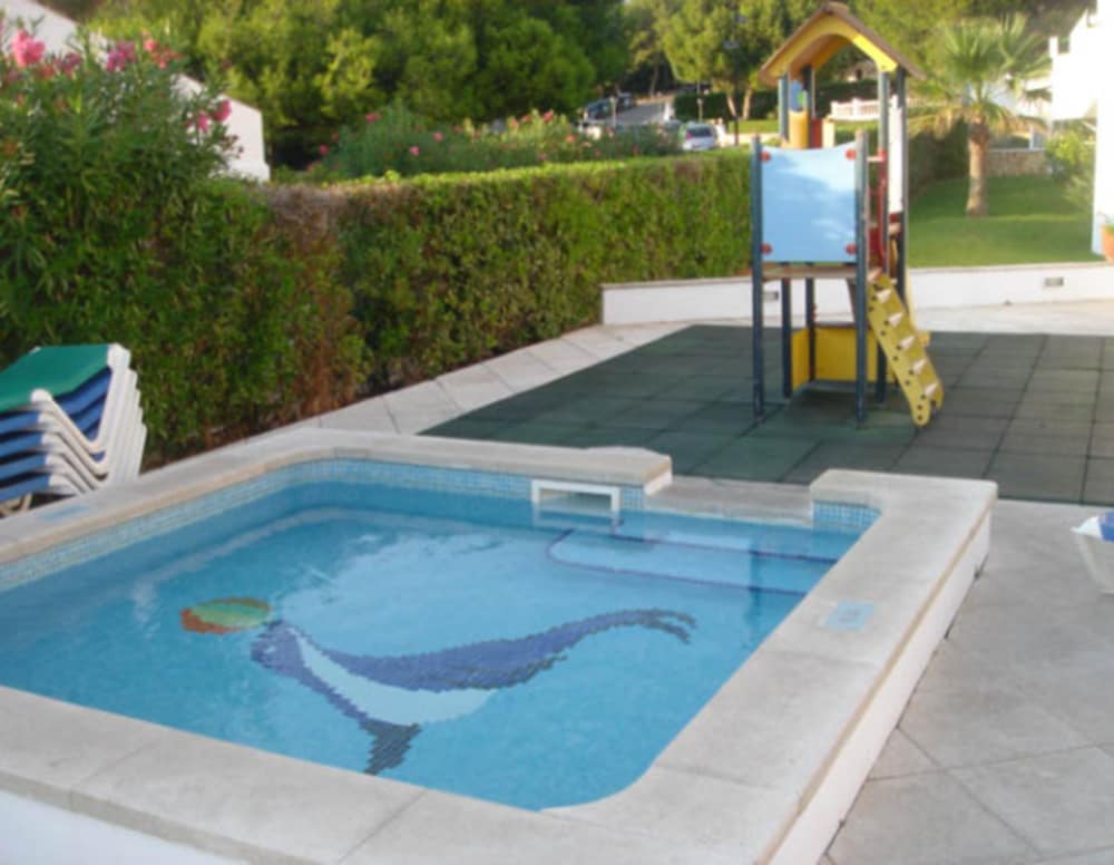 Hamilton Court  Apartamentos — Swimming pool in Santo Tomas, Balearic Islands