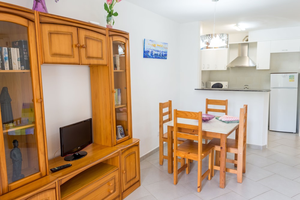 Hamilton Court  Apartamentos — Hotel rooms in Santo Tomas, Balearic Islands