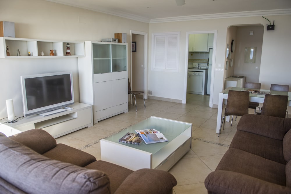 Hamilton Court  Apartamentos — Hotel rooms in Santo Tomas, Balearic Islands
