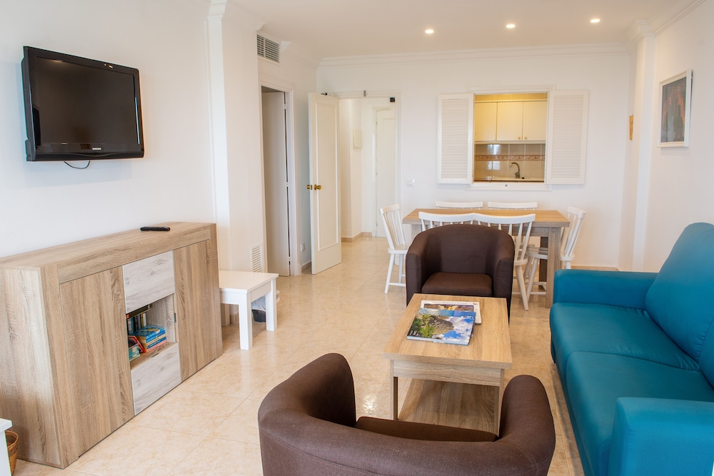 Hamilton Court  Apartamentos — Hotel rooms in Santo Tomas, Balearic Islands