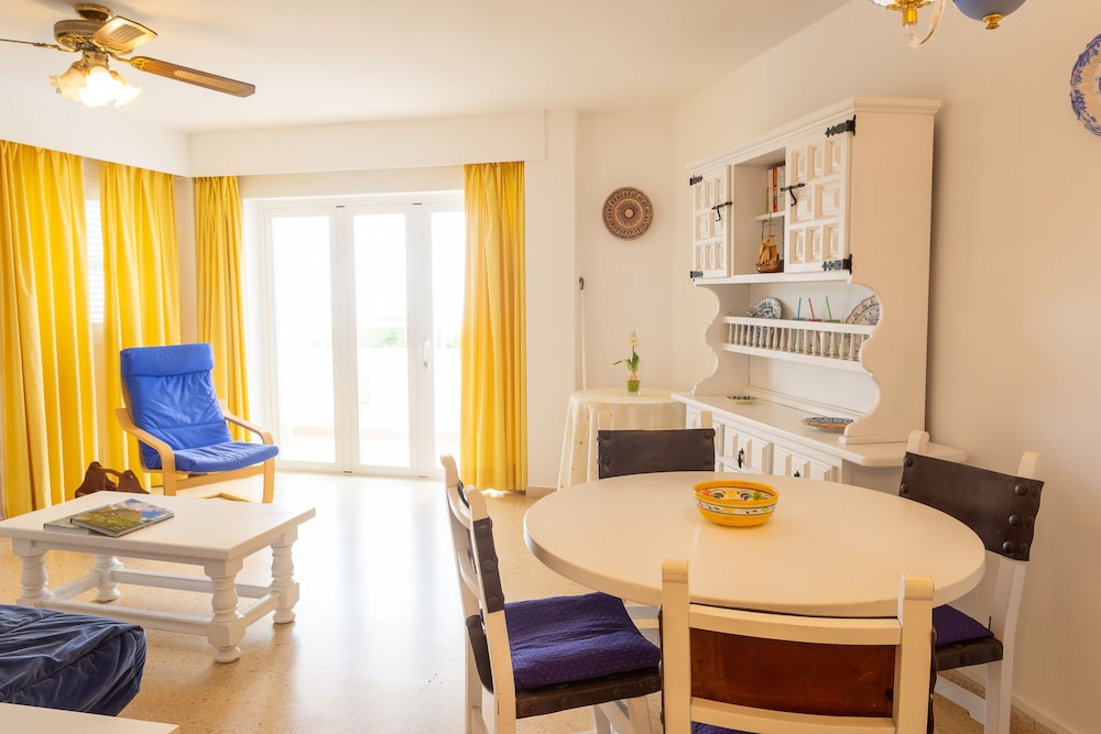 Hamilton Court  Apartamentos — Hotel rooms in Santo Tomas, Balearic Islands