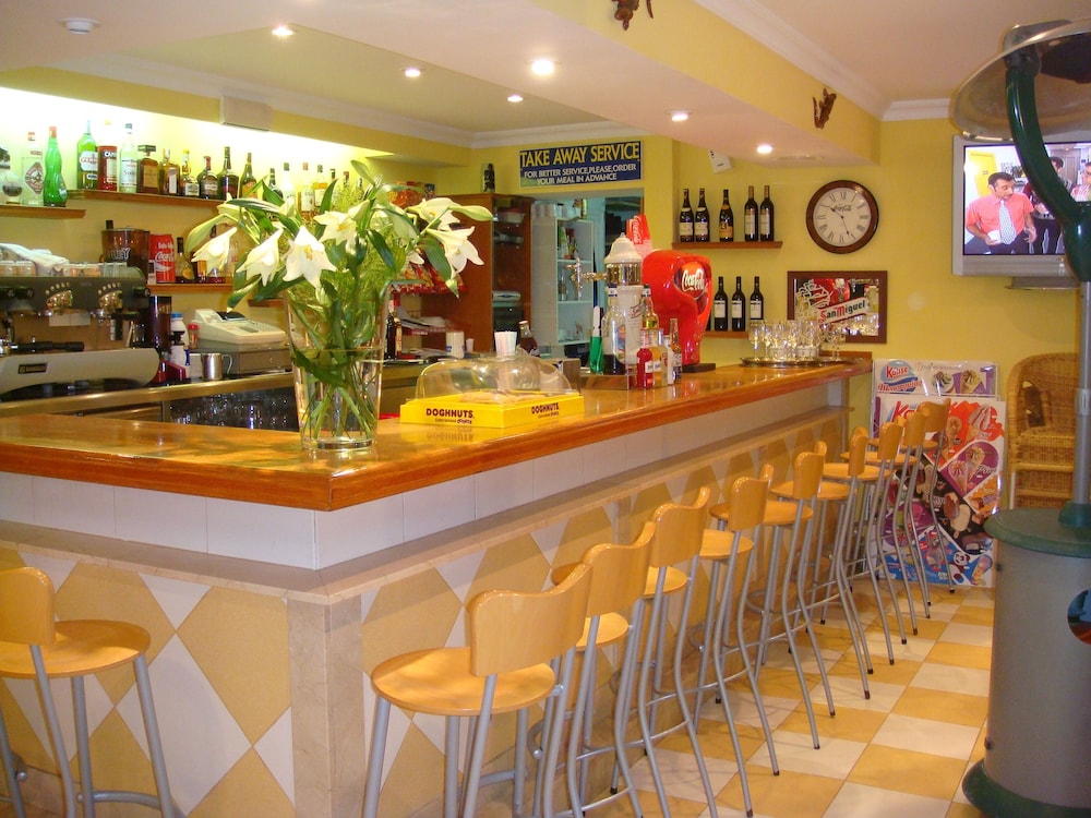 Hamilton Court  Apartamentos — Restaurant & bars in Santo Tomas, Balearic Islands