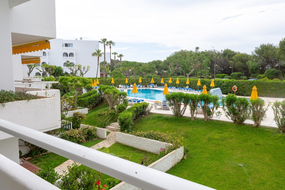 Hamilton Court  Apartamentos — Swimming pool in Santo Tomas, Balearic Islands