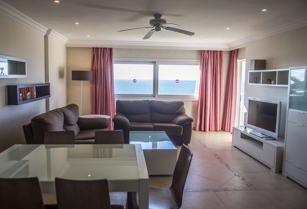 Hamilton Court  Apartamentos — Hotel rooms in Santo Tomas, Balearic Islands