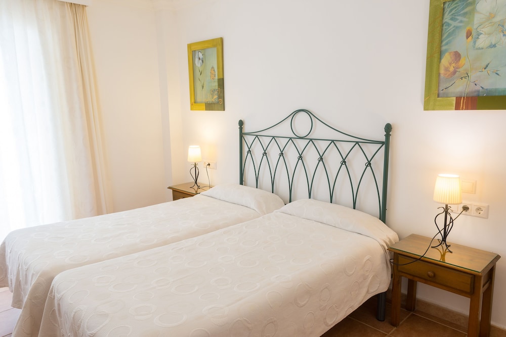 Hamilton Court  Apartamentos — Hotel rooms in Santo Tomas, Balearic Islands