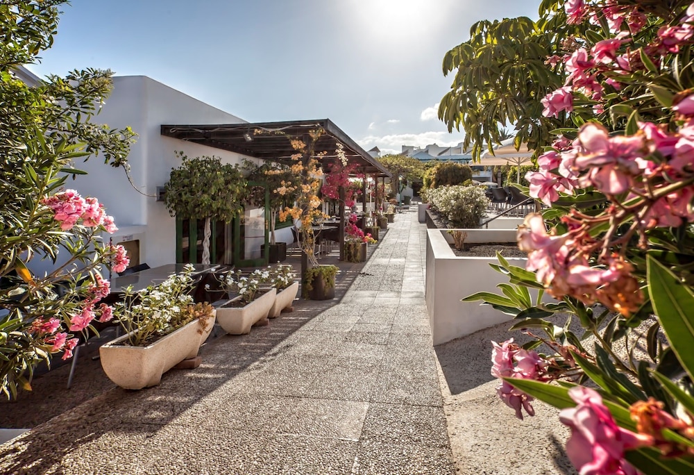 Apartamentos HG Lomo Blanco — Restaurant & bars in Puerto del Carmen, Canary Islands