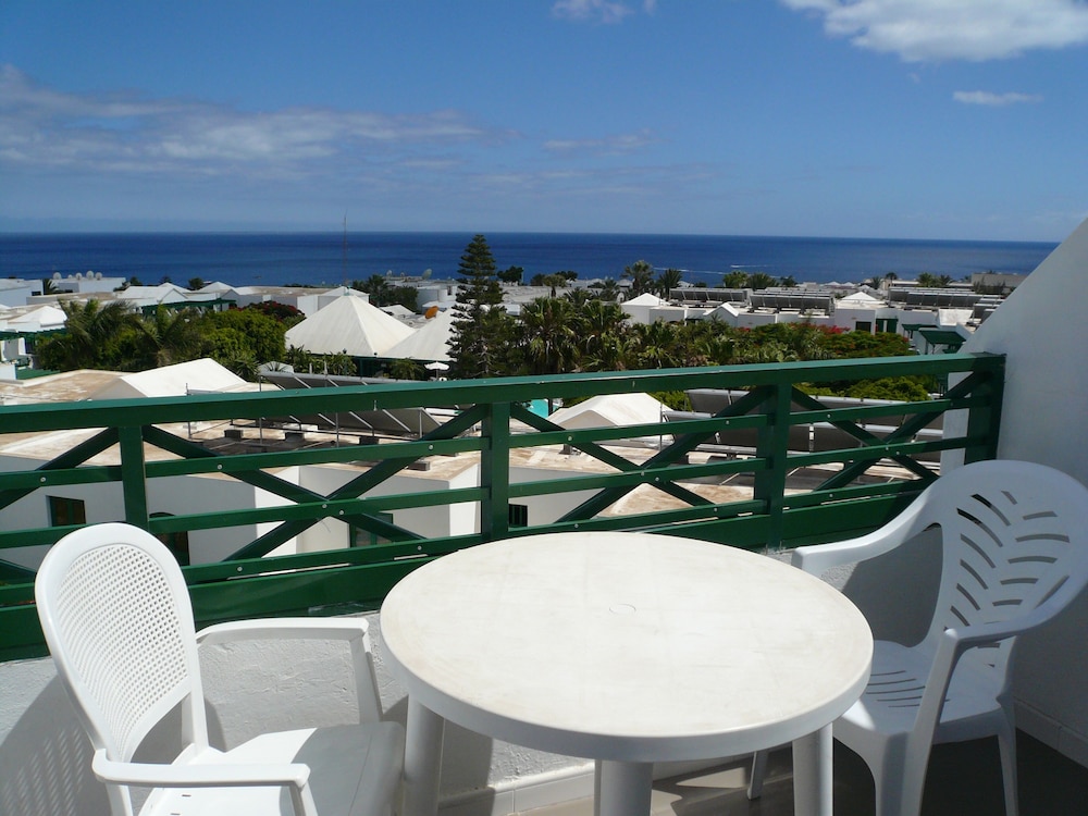 Apartamentos HG Lomo Blanco — Hotel building in Puerto del Carmen, Canary Islands