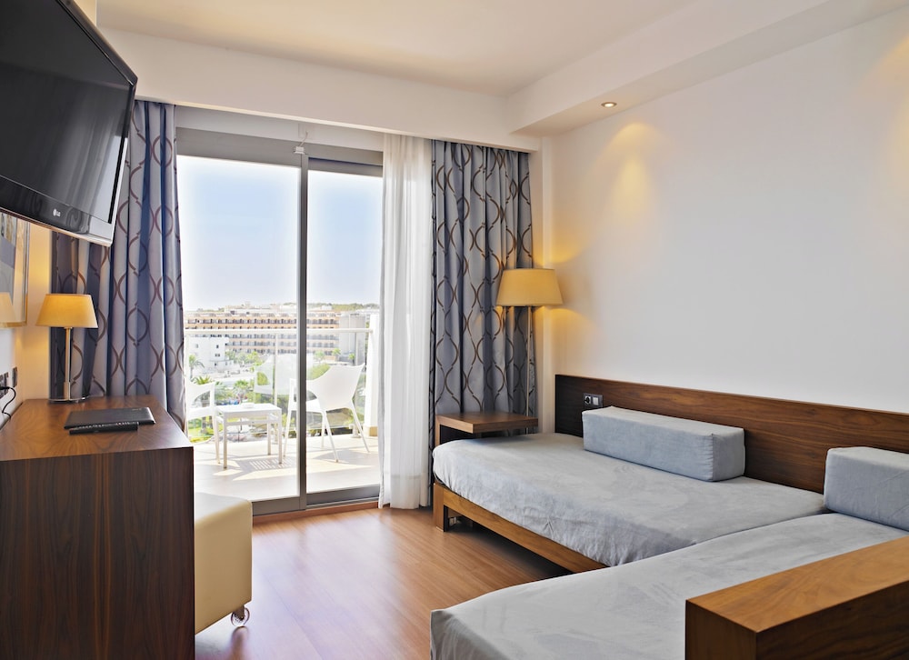 Hipotels Cala Millor Park — Hotel rooms in Cala Millor, Balearic Islands