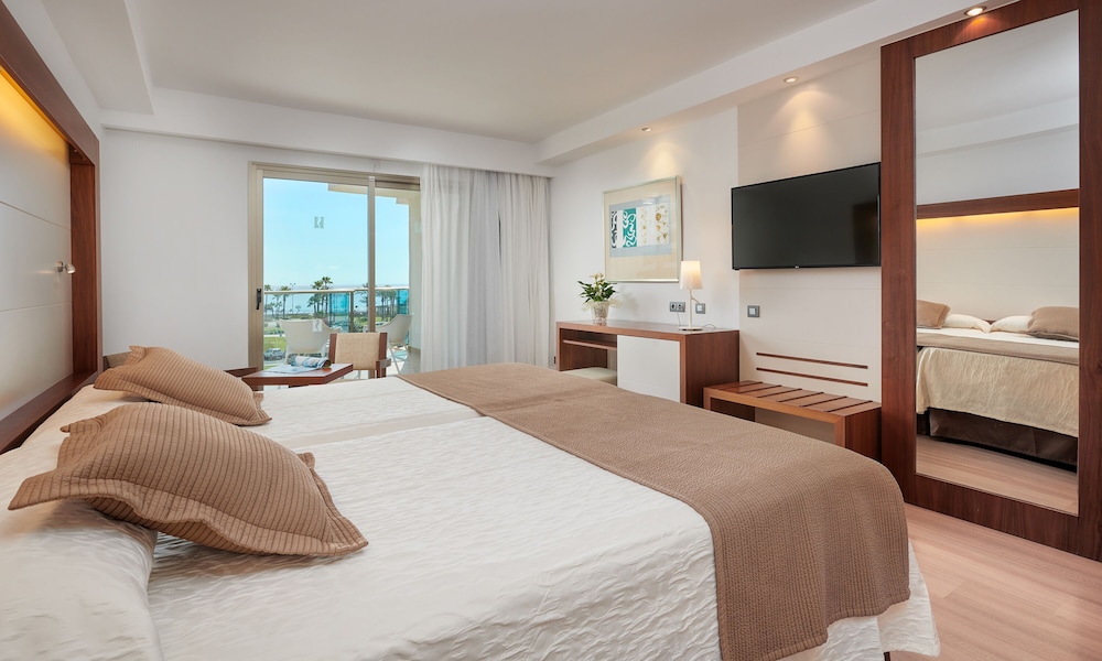 Hipotels Cala Millor Park — Hotel rooms in Cala Millor, Balearic Islands