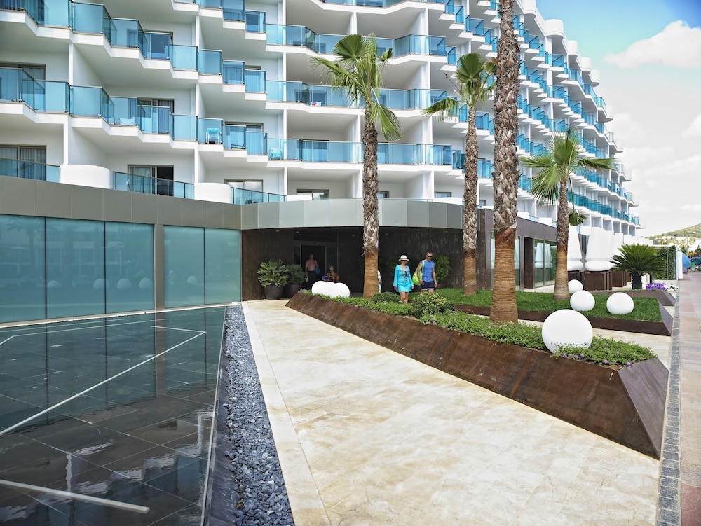 Hipotels Cala Millor Park — Hotel building in Cala Millor, Balearic Islands