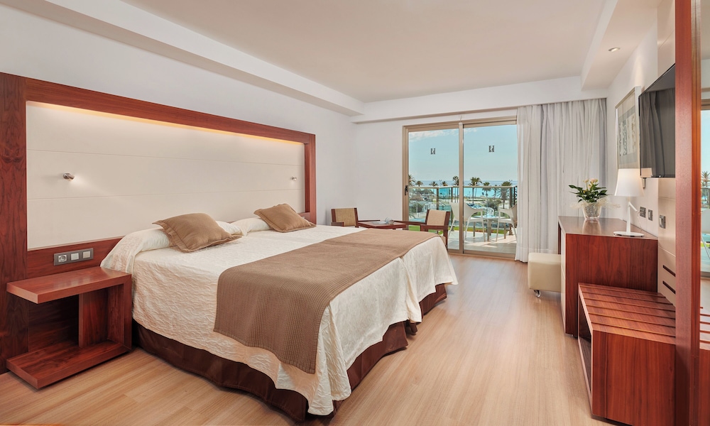 Hipotels Cala Millor Park — Hotel rooms in Cala Millor, Balearic Islands