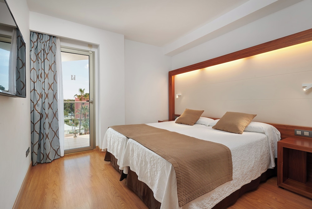 Hipotels Cala Millor Park — Hotel rooms in Cala Millor, Balearic Islands