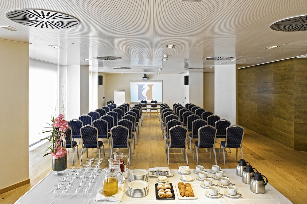 Hipotels Cala Millor Park — Restaurant & bars in Cala Millor, Balearic Islands