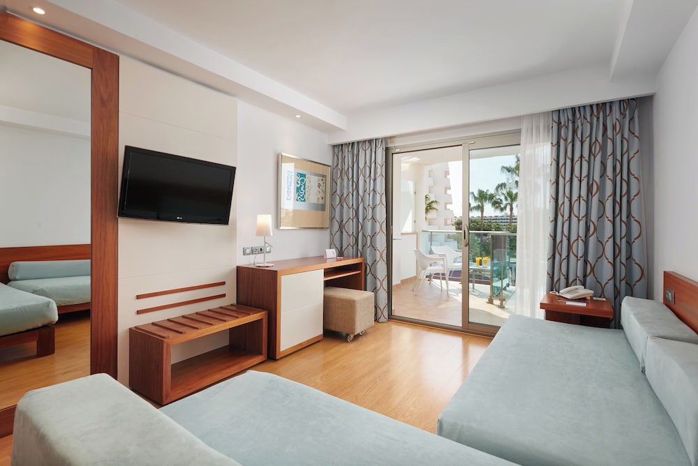 Hipotels Cala Millor Park — Hotel rooms in Cala Millor, Balearic Islands