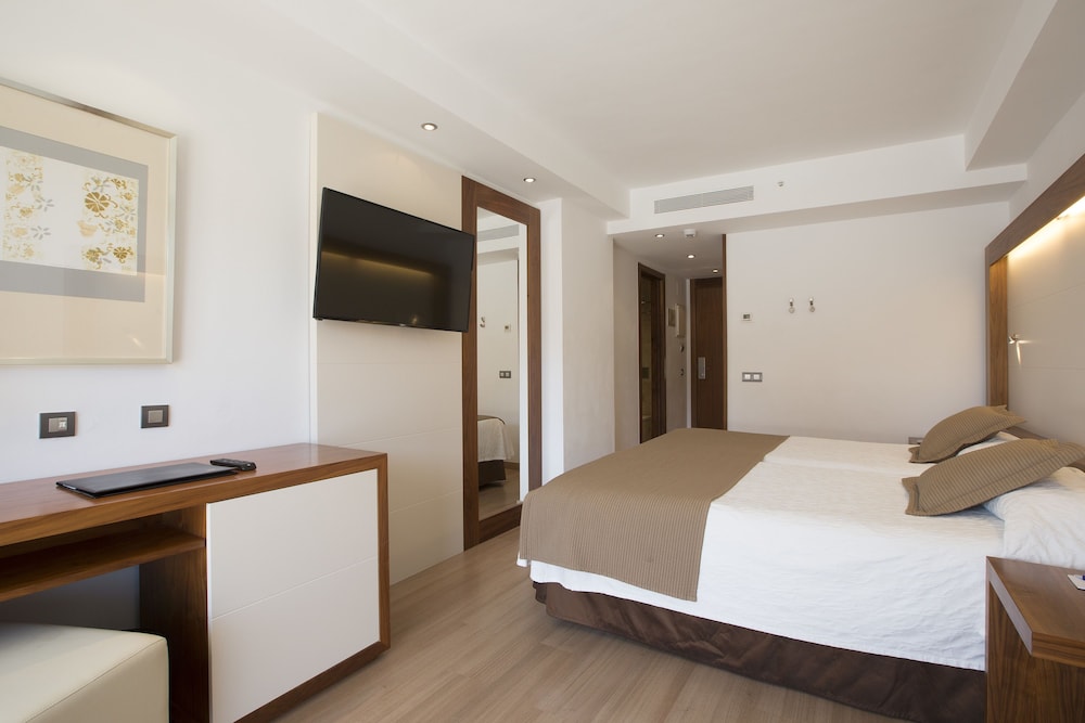 Hipotels Cala Millor Park — Hotel rooms in Cala Millor, Balearic Islands