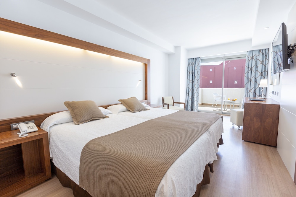 Hipotels Cala Millor Park — Hotel rooms in Cala Millor, Balearic Islands