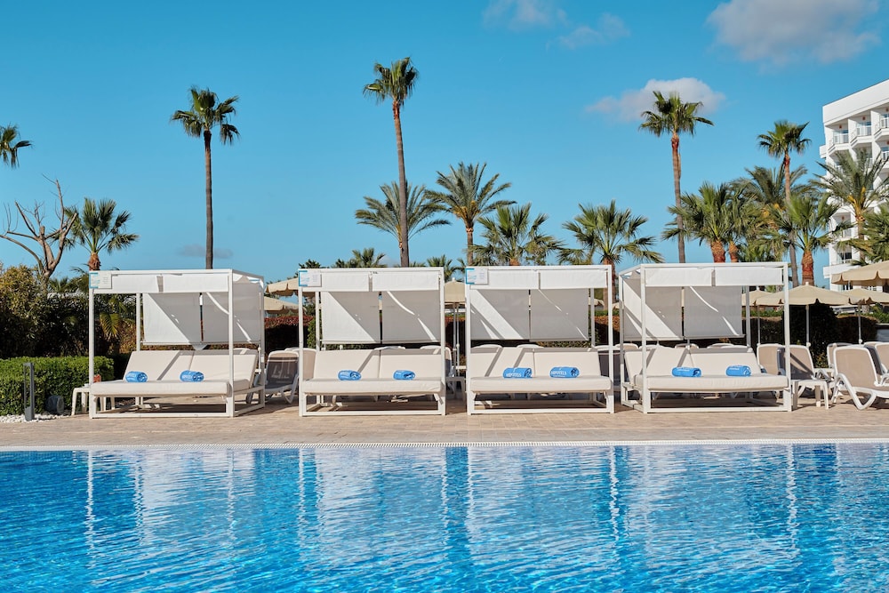 Hipotels Cala Millor Park — Swimming pool in Cala Millor, Balearic Islands
