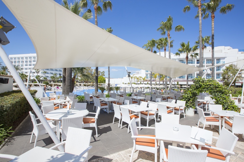 Hipotels Cala Millor Park — Restaurant & bars in Cala Millor, Balearic Islands