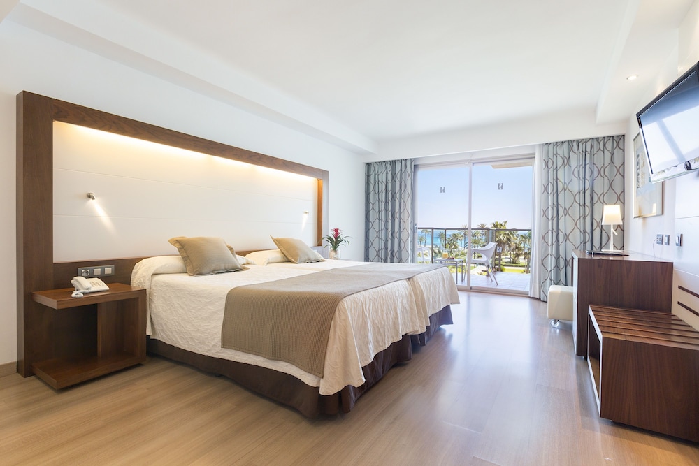 Hipotels Cala Millor Park — Hotel rooms in Cala Millor, Balearic Islands