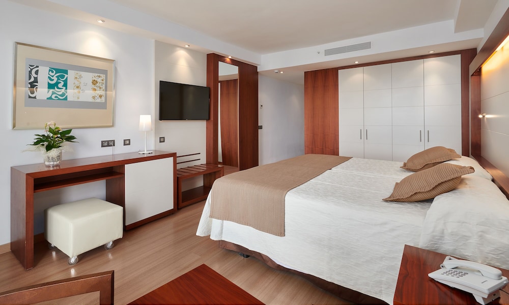 Hipotels Cala Millor Park — Hotel rooms in Cala Millor, Balearic Islands