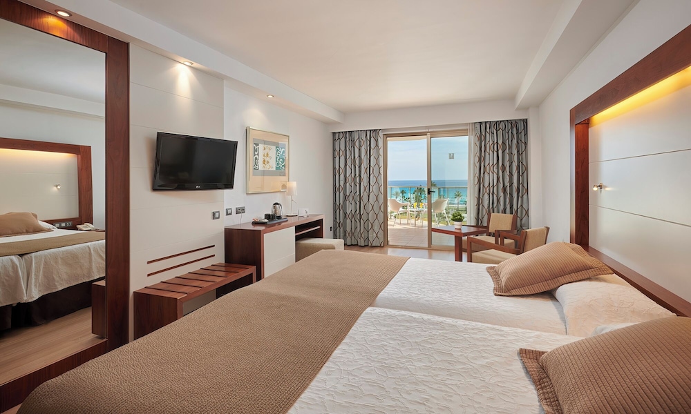 Hipotels Cala Millor Park — Hotel rooms in Cala Millor, Balearic Islands