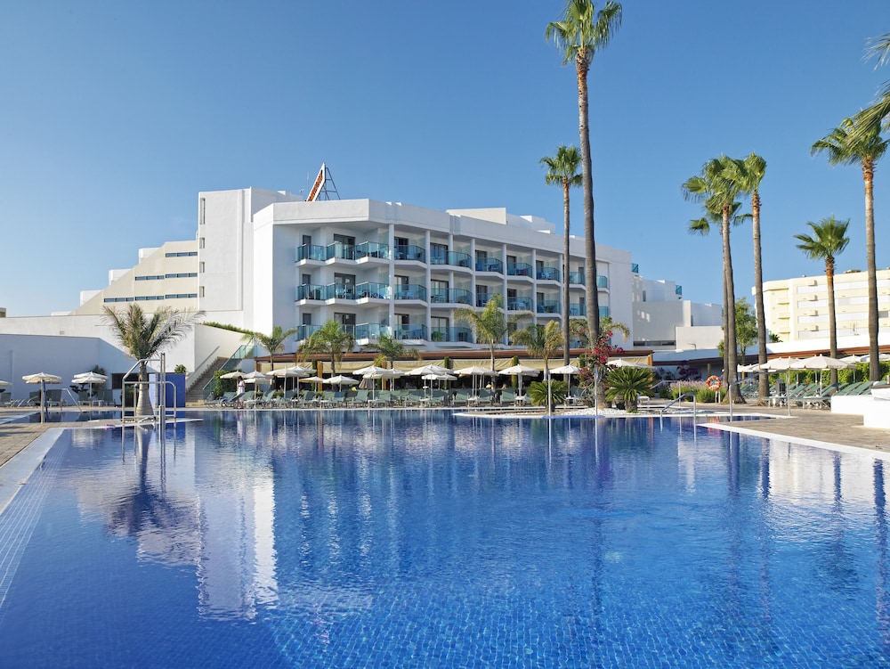 Hipotels Cala Millor Park — Swimming pool in Cala Millor, Balearic Islands