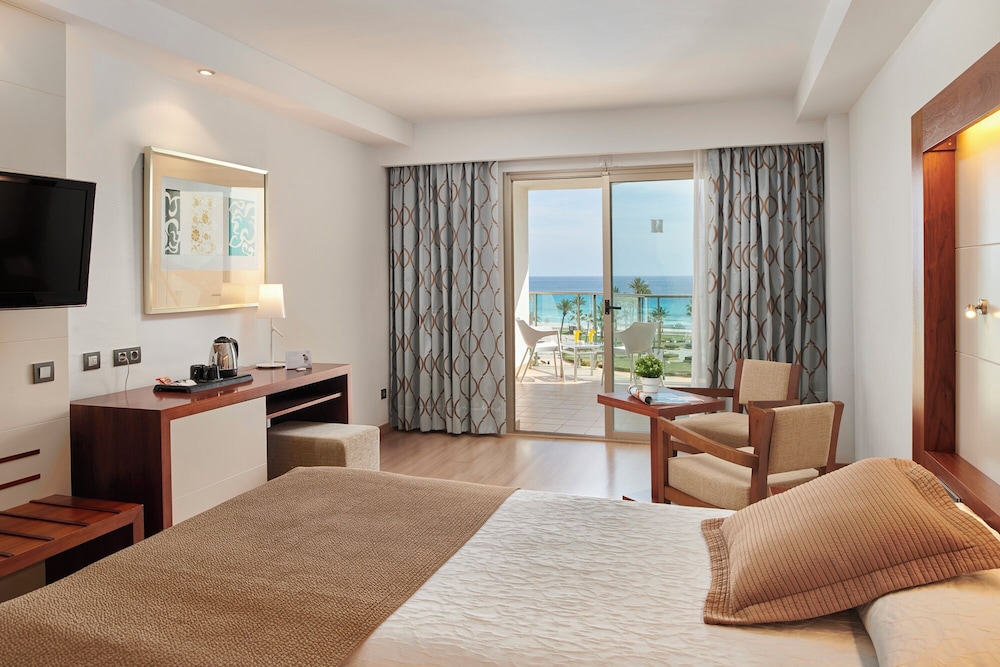 Hipotels Cala Millor Park — Hotel rooms in Cala Millor, Balearic Islands