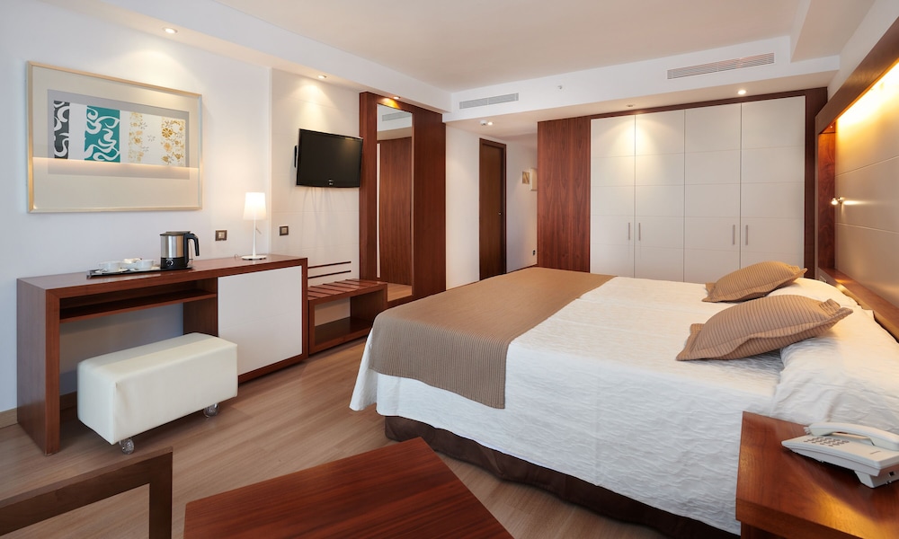 Hipotels Cala Millor Park — Hotel rooms in Cala Millor, Balearic Islands