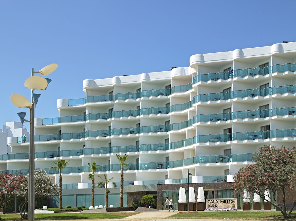 Hipotels Cala Millor Park — Hotel building in Cala Millor, Balearic Islands