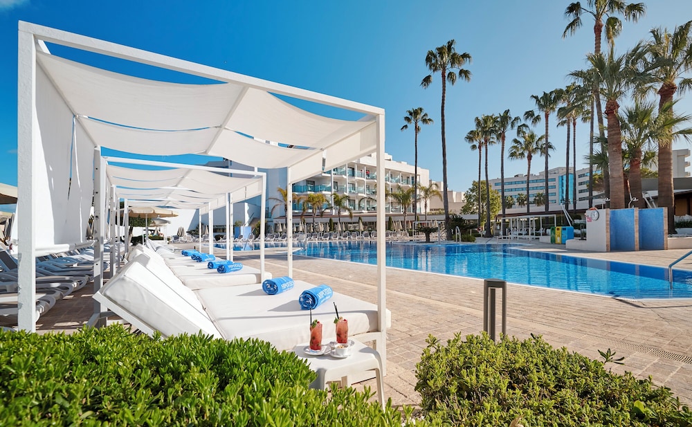 Hipotels Cala Millor Park — Swimming pool in Cala Millor, Balearic Islands
